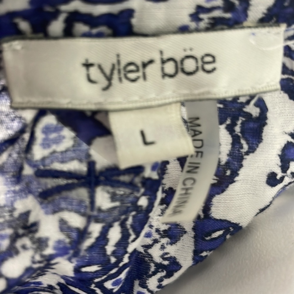 Tyler Boe Blue & White Medallion Print V-Neck Tunic Blouse - Picture 7 of 8